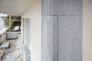 EPS-Dämmplatten an Hausecke montiert – WDVS Fassadenarbeiten als Vorbereitung für Bossenoptik in Siegburg